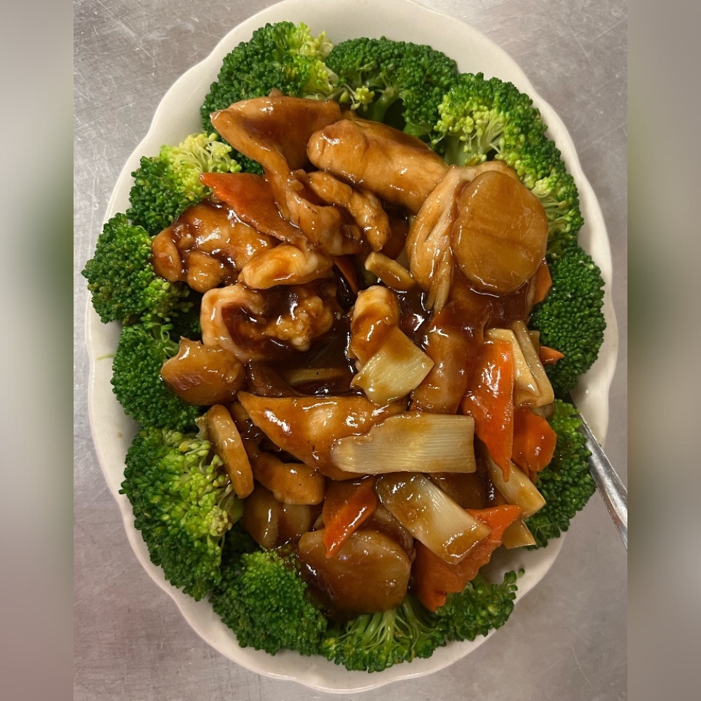 Sister’s-Chinese-Restaurant-Chicken-with-Broccoli-Warwick Tender chicken, broccoli in savory sauce at Sister's Chinese Restaurant, a Chinese Restaurant in Warwick